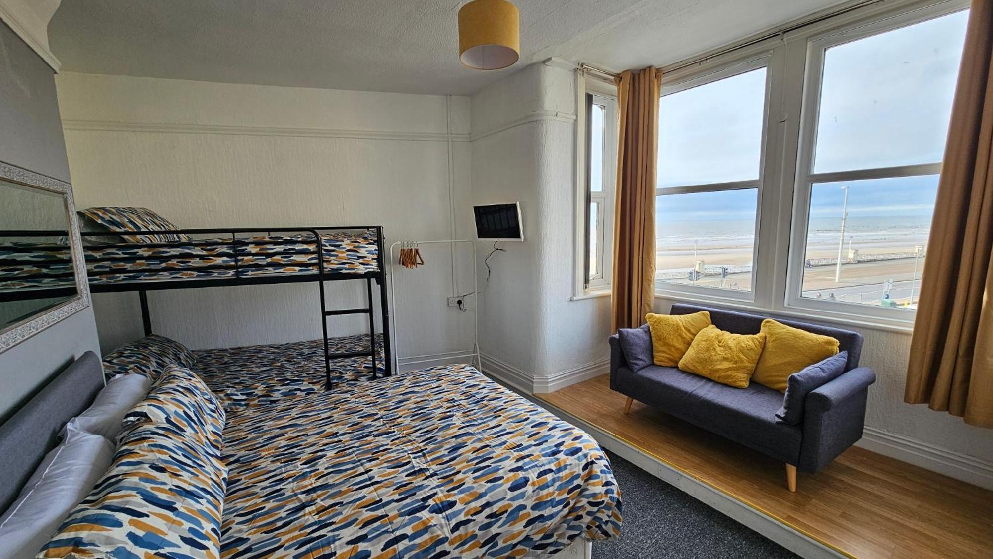 6 Cocker Square Bed & Breakfast *